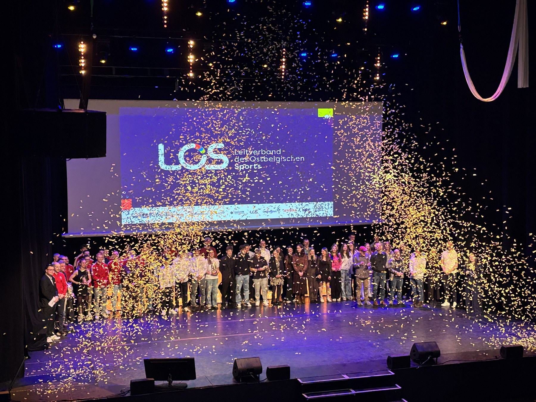 Gala-Veranstaltung mit Bühne, Lichttechnik und Konfetti
