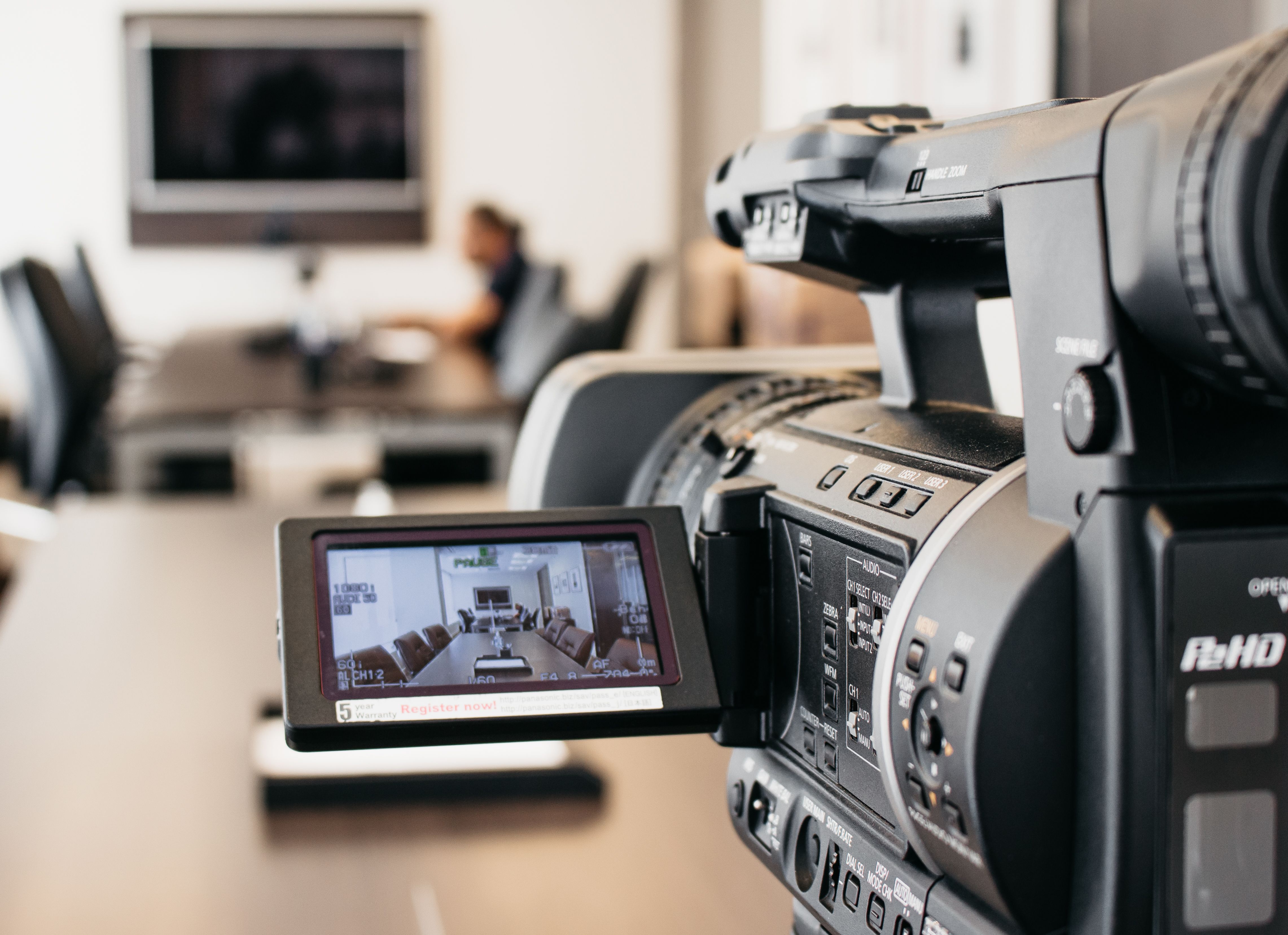 Streaming-Produktion mit Kamera und Konferenzraum